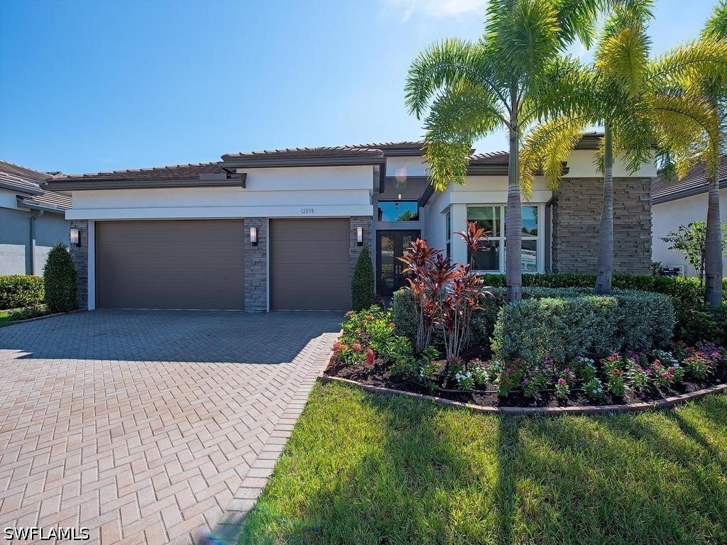 12058 Mimosa St, Naples, FL 34120