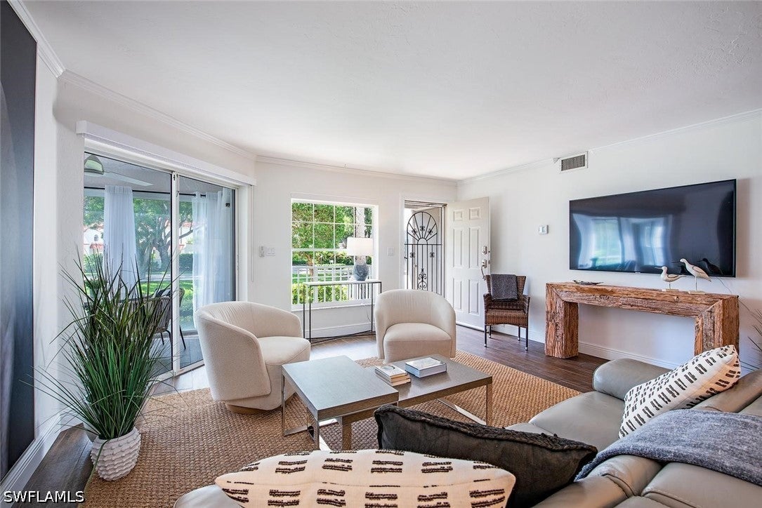 5633 Turtle Bay Dr, Naples, FL 34108