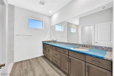 Single Family Residence in Cape Coral FL 1414 NE 6th Avenue 13.jpg