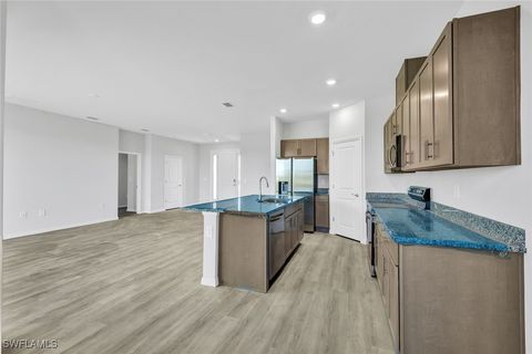 Single Family Residence in Cape Coral FL 1414 NE 6th Avenue 10.jpg