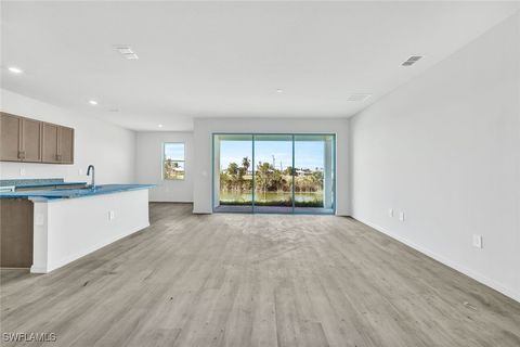 Single Family Residence in Cape Coral FL 1414 NE 6th Avenue 4.jpg