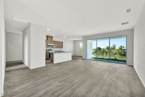Single Family Residence in Cape Coral FL 1414 NE 6th Avenue 3.jpg