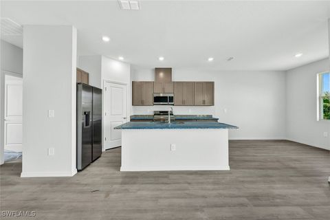 Single Family Residence in Cape Coral FL 1414 NE 6th Avenue 7.jpg