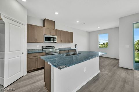 Single Family Residence in Cape Coral FL 1414 NE 6th Avenue 8.jpg