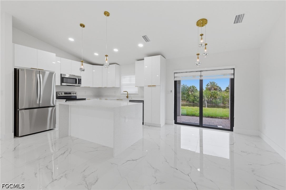 2201 NE 10 Pl, Cape Coral, FL 33909 photo
