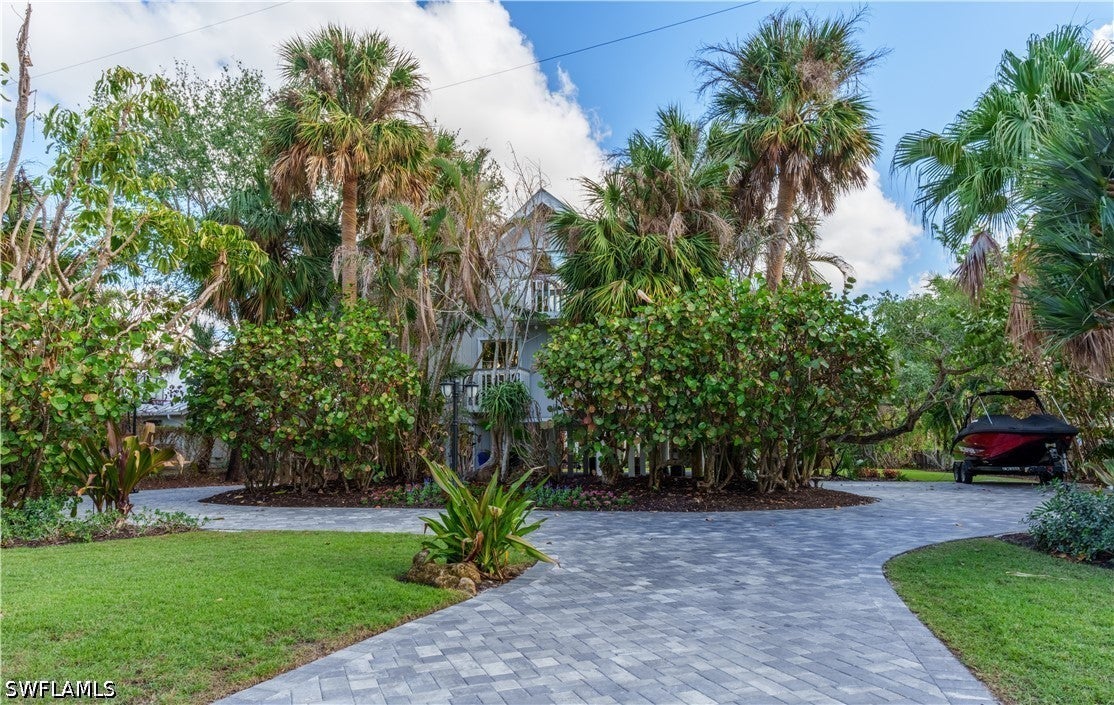 5058 Seahorse Ave, Naples, FL 34103