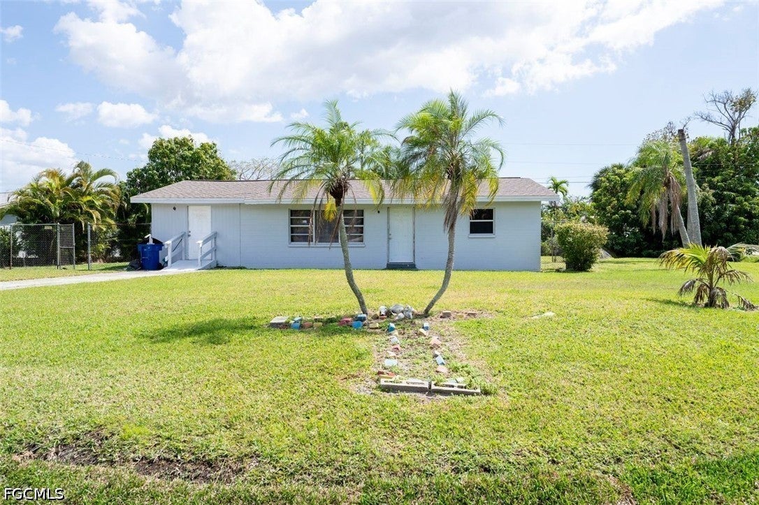 4631 New Haven Dr, Fort Myers, FL 33908