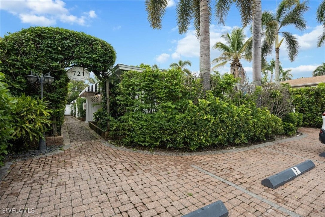 721 9 St, Naples, FL 34102