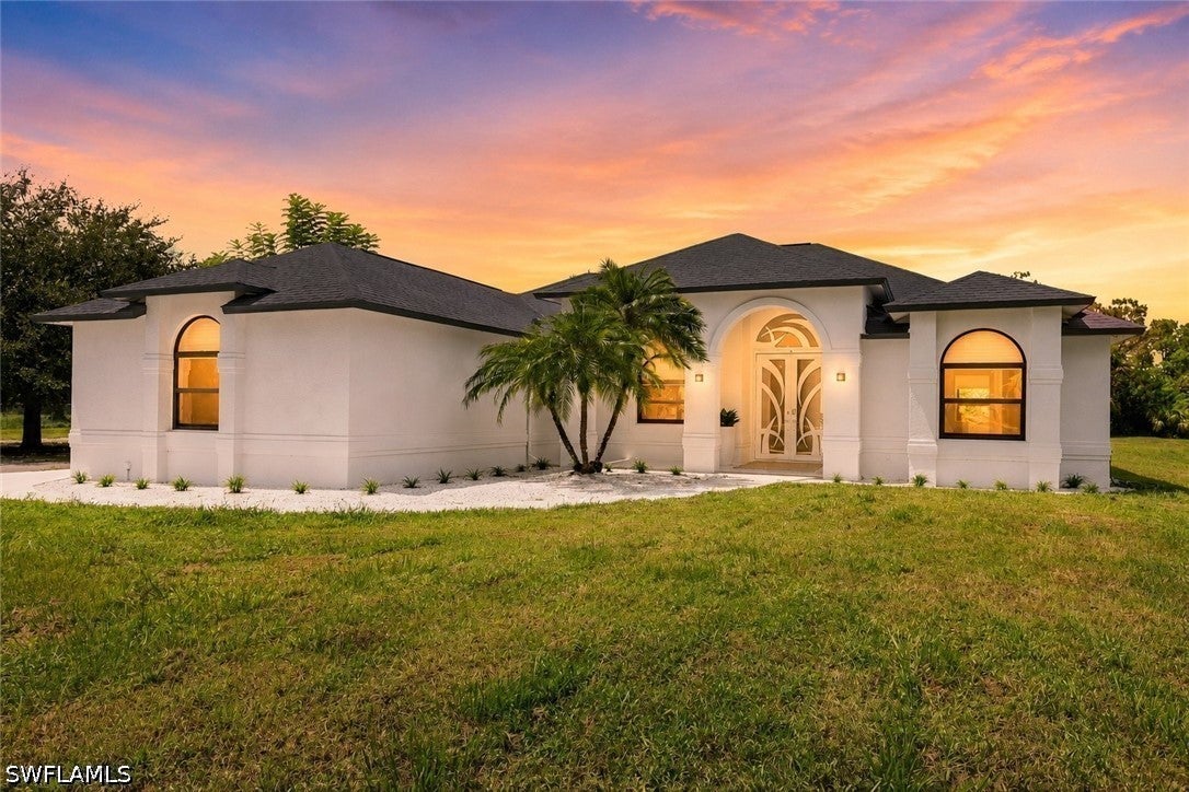 221 10 St, Naples, FL 34117