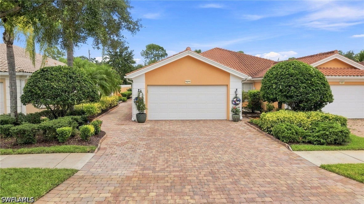 7677 Rozzini Ln, Naples, FL 34114
