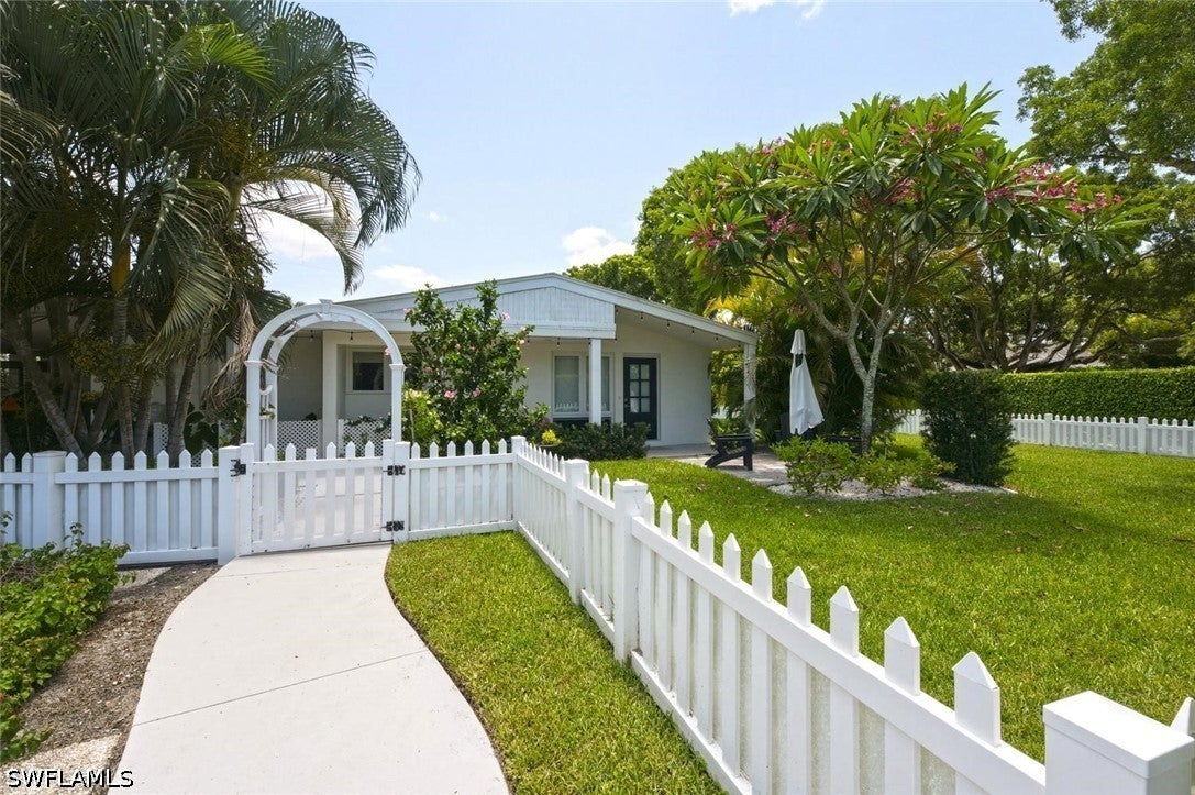 1216 10 St, Naples, FL 34102