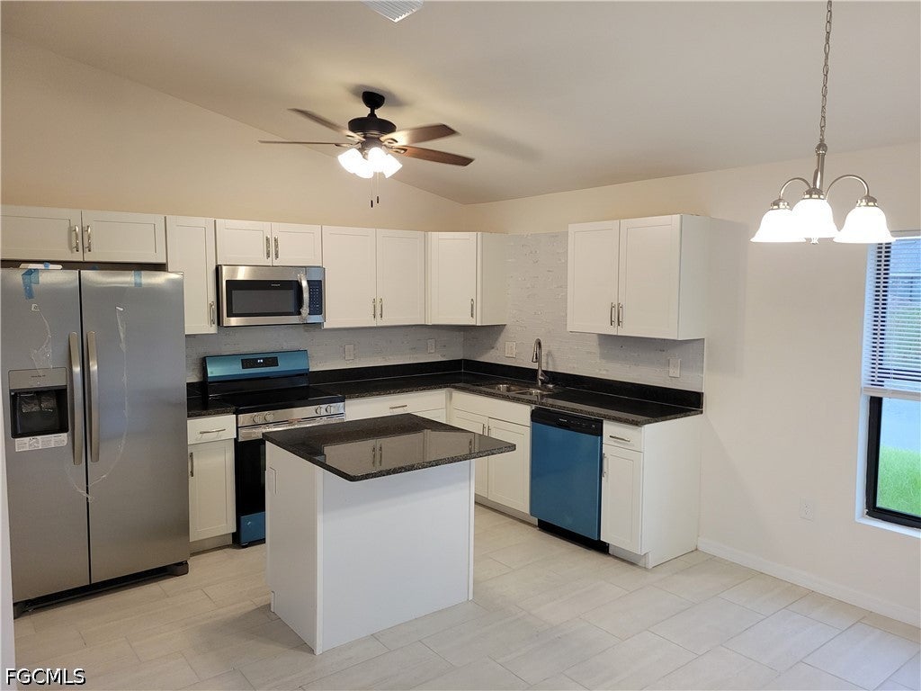 1105 NE 6 Pl, Cape Coral, FL 33909 photo