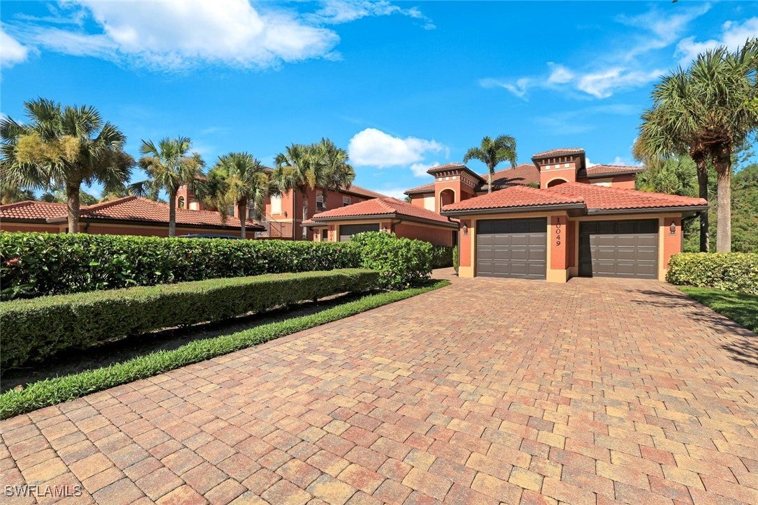 10049 Heather Ln, Naples, FL 34119