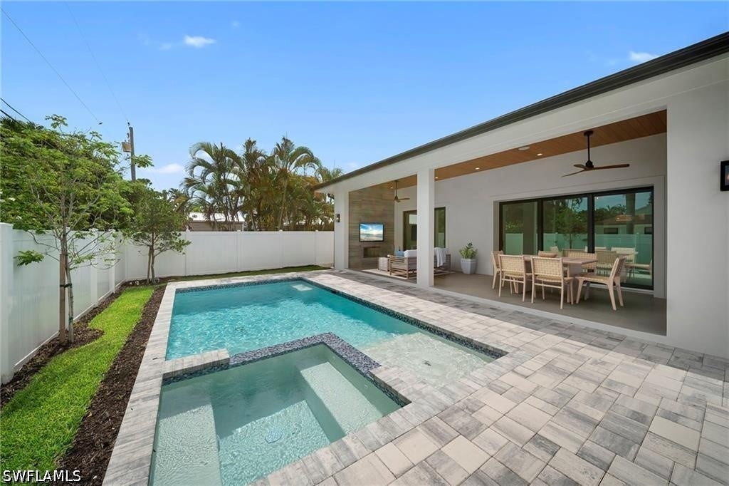 658 93 Ave, Naples, FL 34108