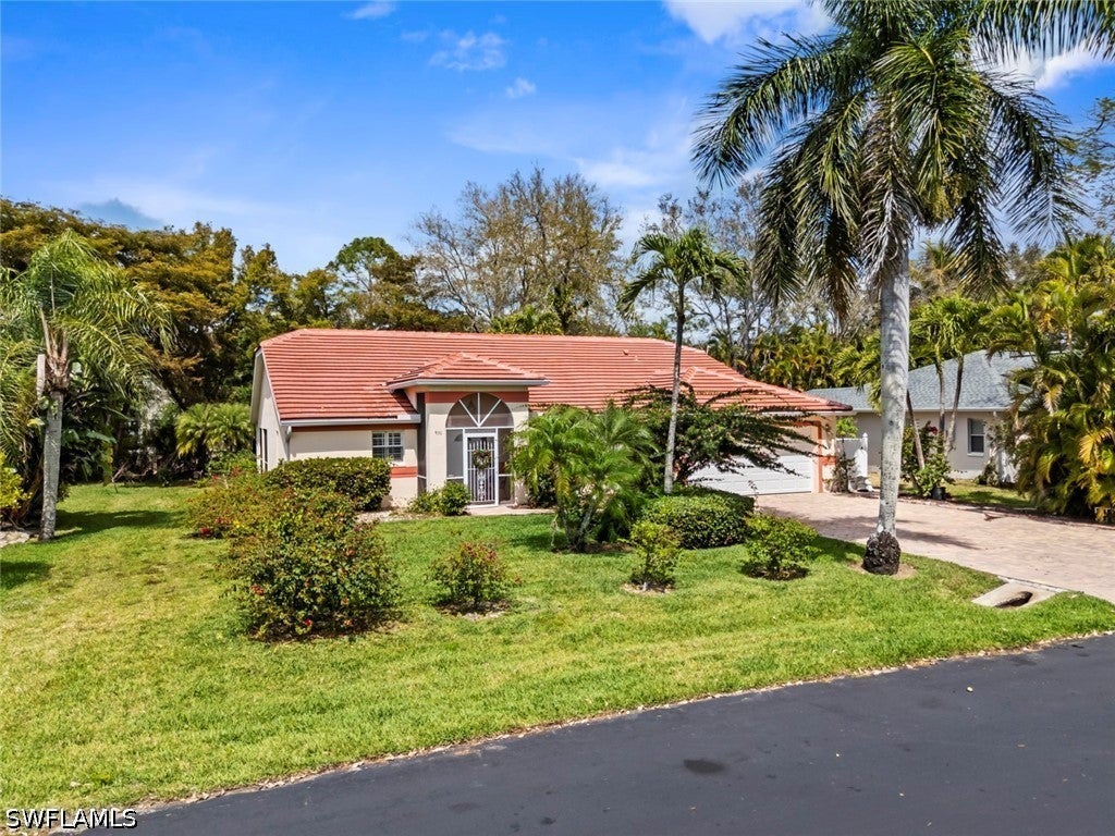930 Moon Lake Dr, Naples, FL 34104