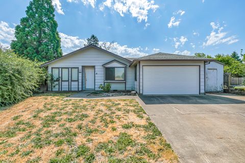 Single Family Residence in Central Point OR 681 Farnsworth Drive.jpg