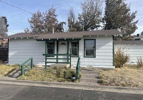 Single Family Residence in Klamath Falls OR 706 Uerlings Street.jpg