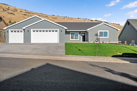 Single Family Residence in Klamath Falls OR 225 Skyridge Drive.jpg