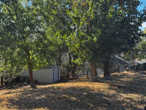 Single Family Residence in Klamath Falls OR 128 Hillside Avenue 15.jpg