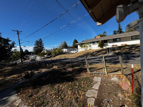 Single Family Residence in Klamath Falls OR 128 Hillside Avenue 14.jpg