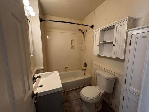 Single Family Residence in Klamath Falls OR 128 Hillside Avenue 9.jpg