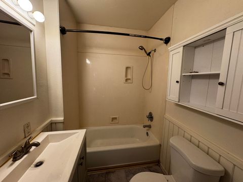 Single Family Residence in Klamath Falls OR 128 Hillside Avenue 10.jpg