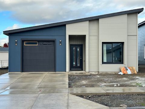Single Family Residence in Medford OR 651 Terrazzo Way.jpg