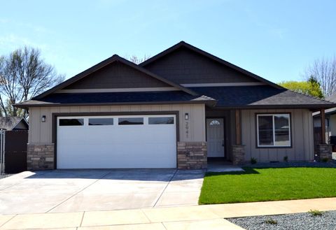 Single Family Residence in Grants Pass OR 2941 Naples Drive.jpg