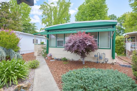 Mobile Home in Grants Pass OR 213 Kingsbury Drive.jpg