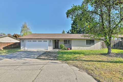 Single Family Residence in Medford OR 2429 E Barnett Road.jpg