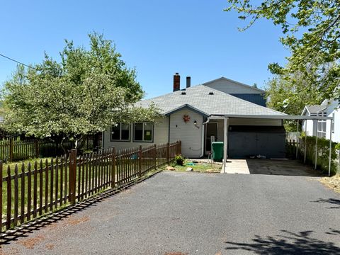Single Family Residence in Klamath Falls OR 3428 Chelsea Street.jpg