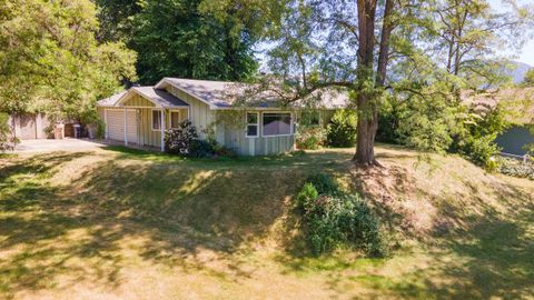 Single Family Residence in Grants Pass OR 1105 NE Beacon Drive.jpg