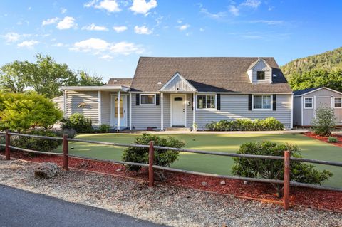Single Family Residence in Gold Hill OR 284 N 1st Avenue.jpg