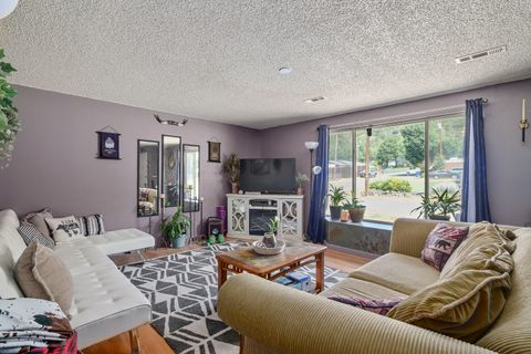 Single Family Residence in Gold Hill OR 1382 4th Avenue 3.jpg