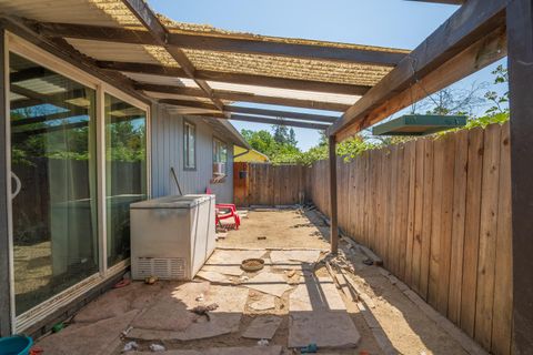 Single Family Residence in Gold Hill OR 1382 4th Avenue 17.jpg