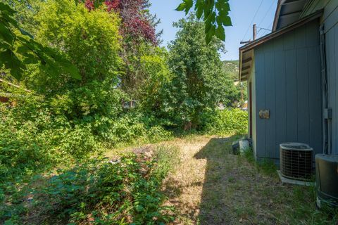 Single Family Residence in Gold Hill OR 1382 4th Avenue 19.jpg