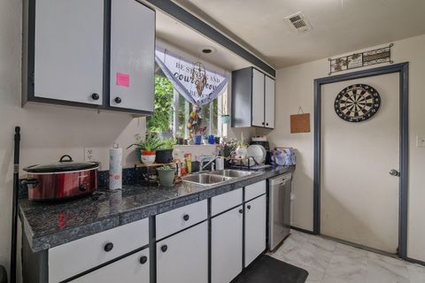 Single Family Residence in Gold Hill OR 1382 4th Avenue 8.jpg