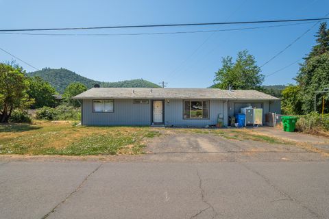 Single Family Residence in Gold Hill OR 1382 4th Avenue.jpg