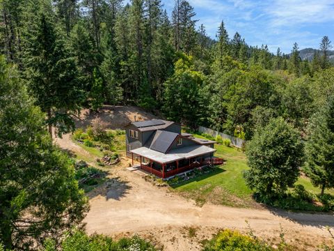 Single Family Residence in Rogue River OR 1905 W Evans Creek Road.jpg
