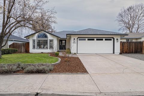 Single Family Residence in Medford OR 3063 Edgewood Drive.jpg