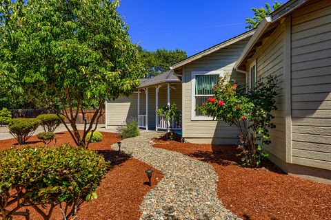 Single Family Residence in Grants Pass OR 1721 Brookhurst Way.jpg