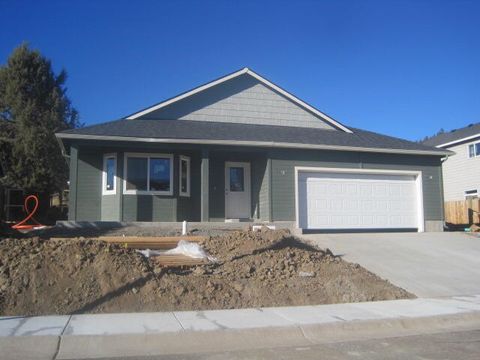 Single Family Residence in Klamath Falls OR 5109 Cherry Blossom Lane.jpg