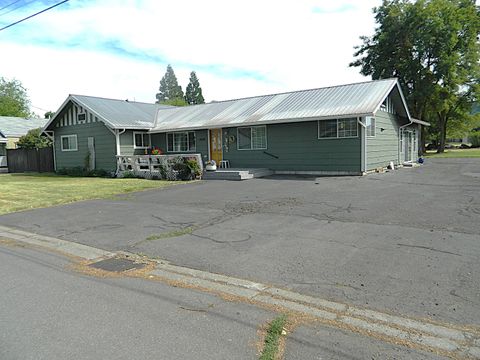 Single Family Residence in Klamath Falls OR 1030 Bismark Street.jpg