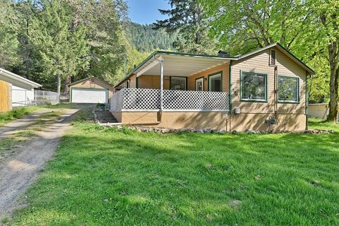 Single Family Residence in Grants Pass OR 7901 Rogue River Highway.jpg