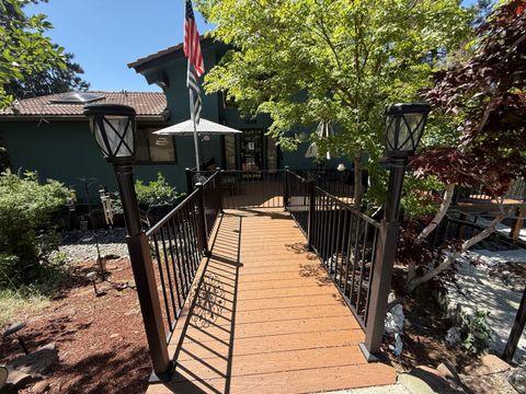 Single Family Residence in Klamath Falls OR 1240 Vista Way.jpg