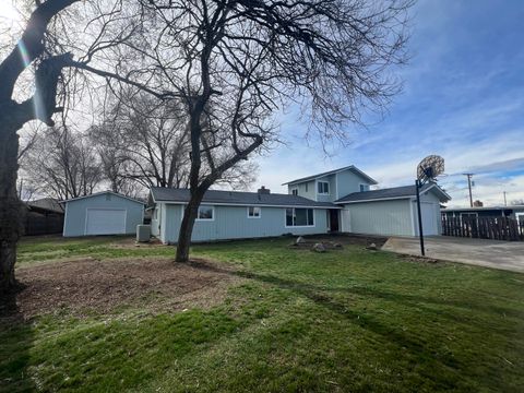Single Family Residence in Madras OR 1043 Golf Course Drive.jpg