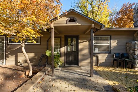 Single Family Residence in Gold Hill OR 2122 2nd Avenue.jpg