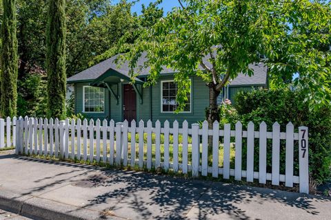 Single Family Residence in Grants Pass OR 707 SW G Street.jpg