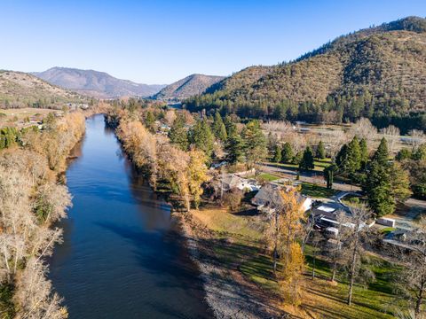 Single Family Residence in Gold Hill OR 1424 Rogue River Highway.jpg