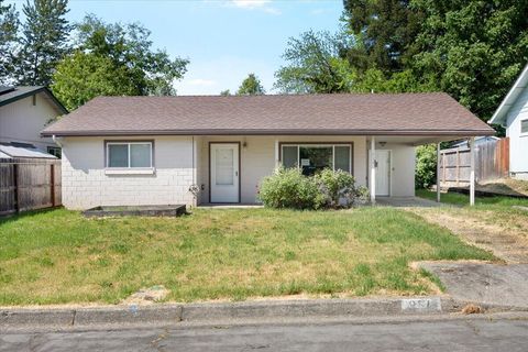 Single Family Residence in Grants Pass OR 934 NE CEDAR Lane.jpg